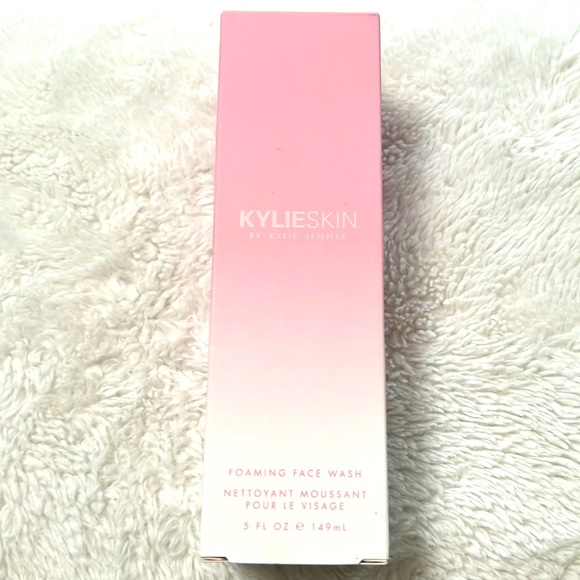 Kylie skin foaming face wash - Picture 1 of 2